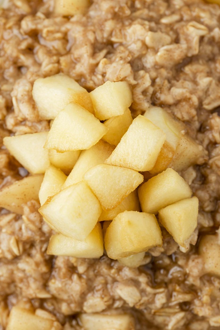 A Cinnamon Apple Pie Oatmeal recipe with apples on top.