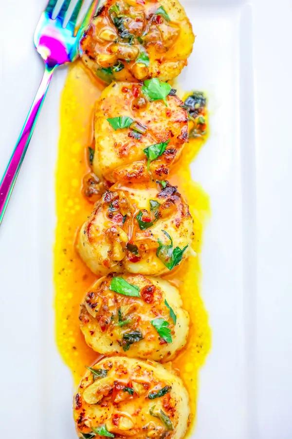 chili scallops, sweet chili scallops, thai scallops, thai seafood dinner, keto thai recipe, low carb thai recipe, thai seafood dinner, scallop pan fried, perfect pan seared scallops, perfect pan fried scallops, how to cook a scallop, scallop dinner, 10 minute seafood dinner, romantic seafood dinner, lent seafood dinner, scallop lent recipe,