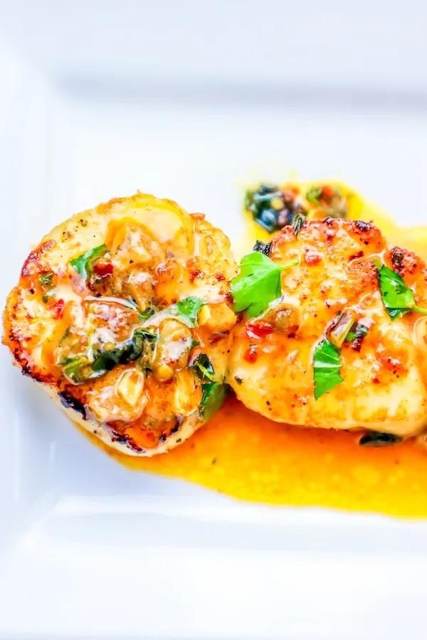 chili scallops, sweet chili scallops, thai scallops, thai seafood dinner, keto thai recipe, low carb thai recipe, thai seafood dinner, scallop pan fried, perfect pan seared scallops, perfect pan fried scallops, how to cook a scallop, scallop dinner, 10 minute seafood dinner, romantic seafood dinner, lent seafood dinner, scallop lent recipe,