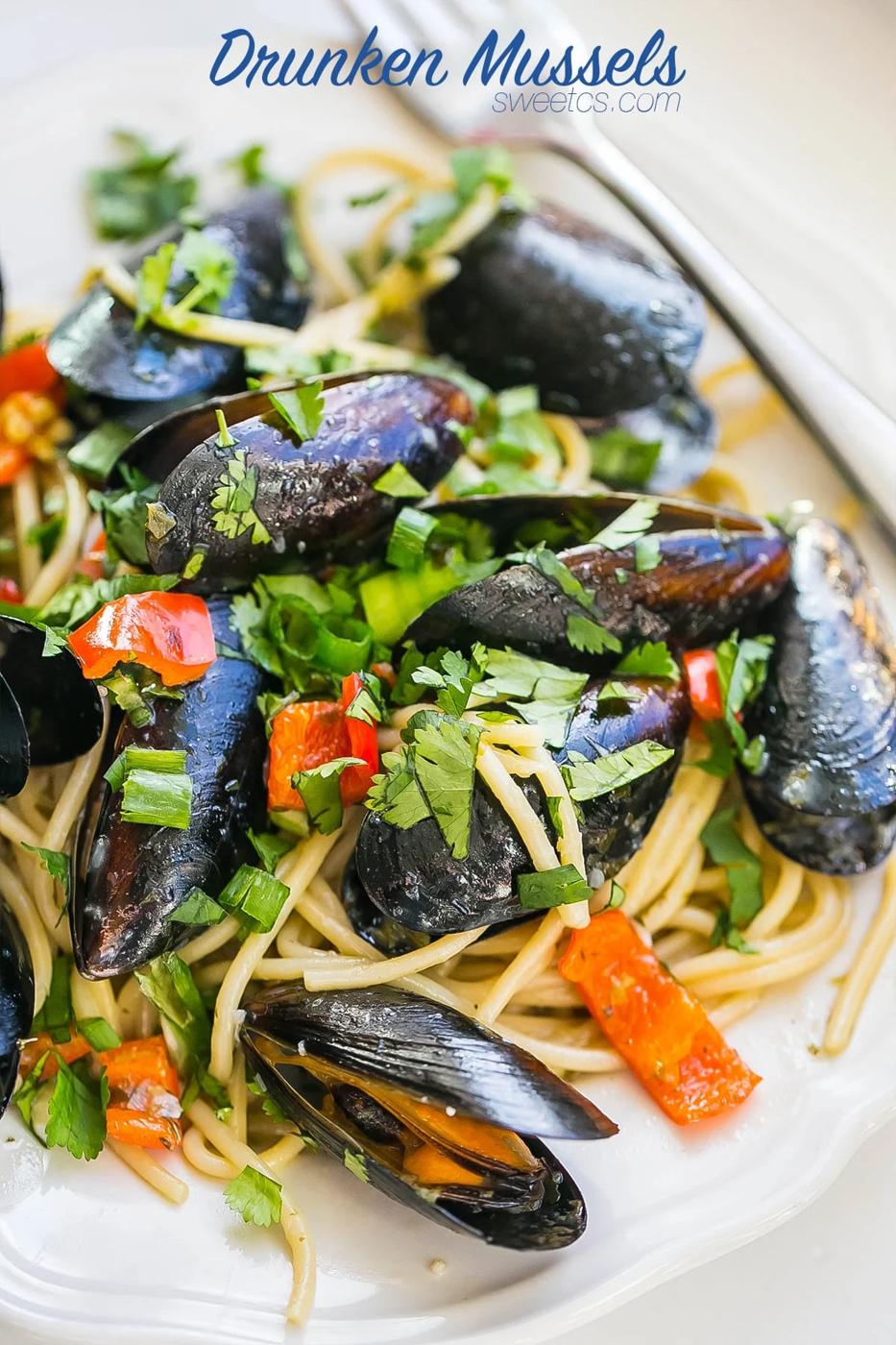 mussels, pepper, noodles, green onions, with parsley on them