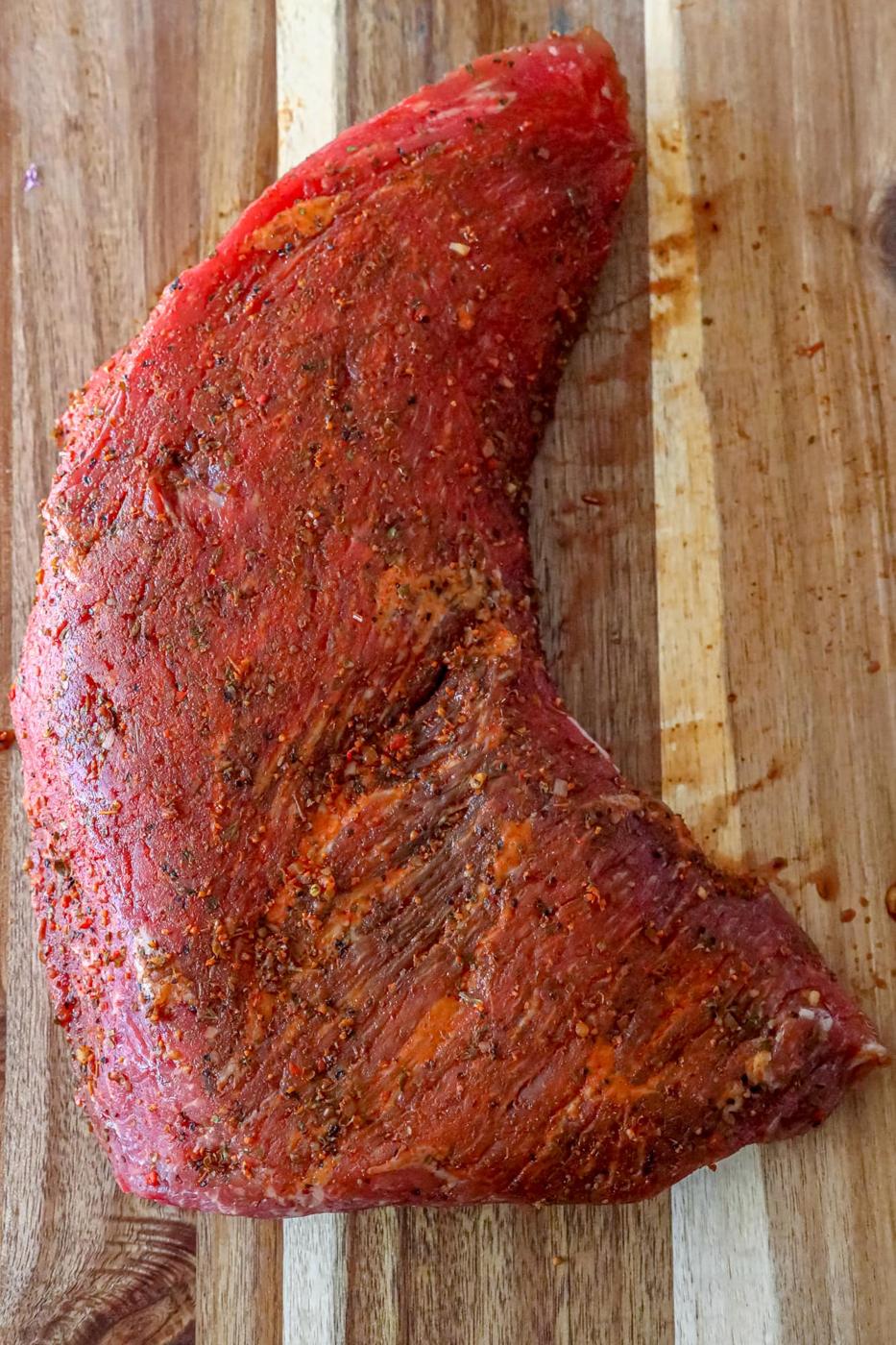 picture of seasoned tri tip on a cutting board