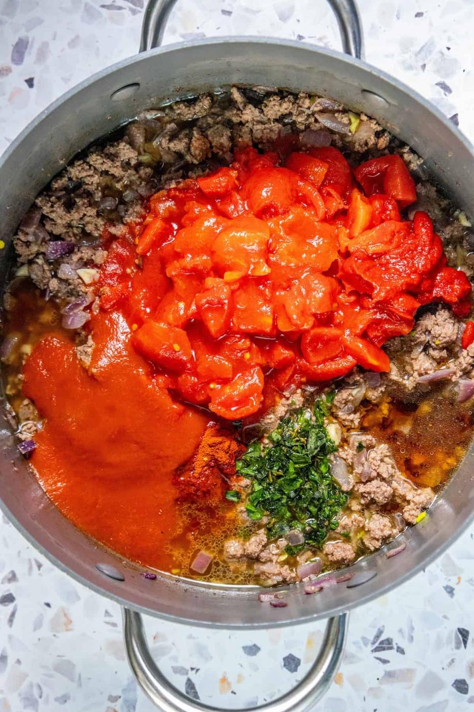 A pan with American Goulash, made with meat, tomatoes, and herbs.