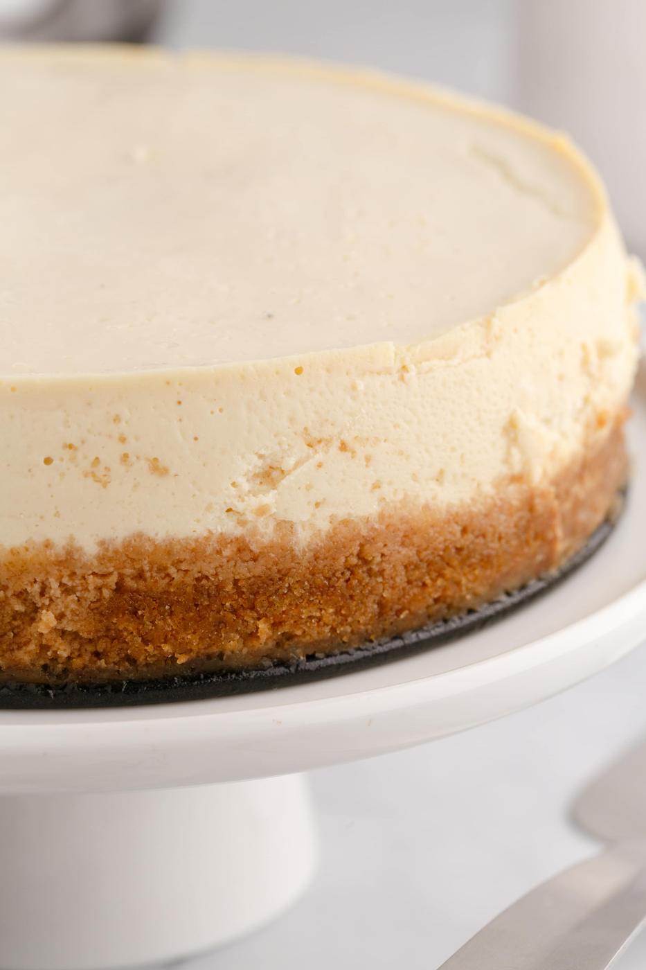 picture of cheesecake on a platter