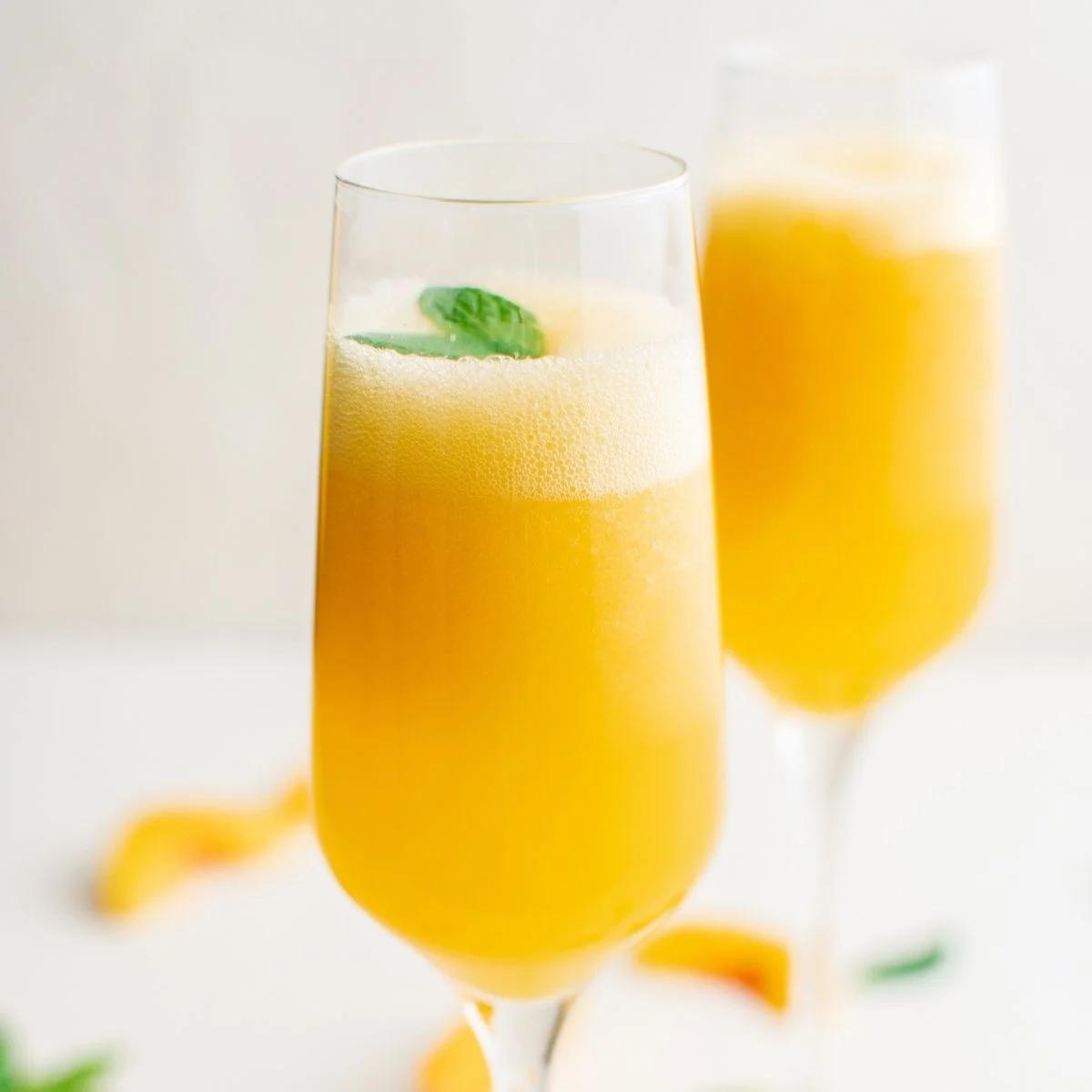 Easy Simple Peach Bellinis Cocktail Recipe