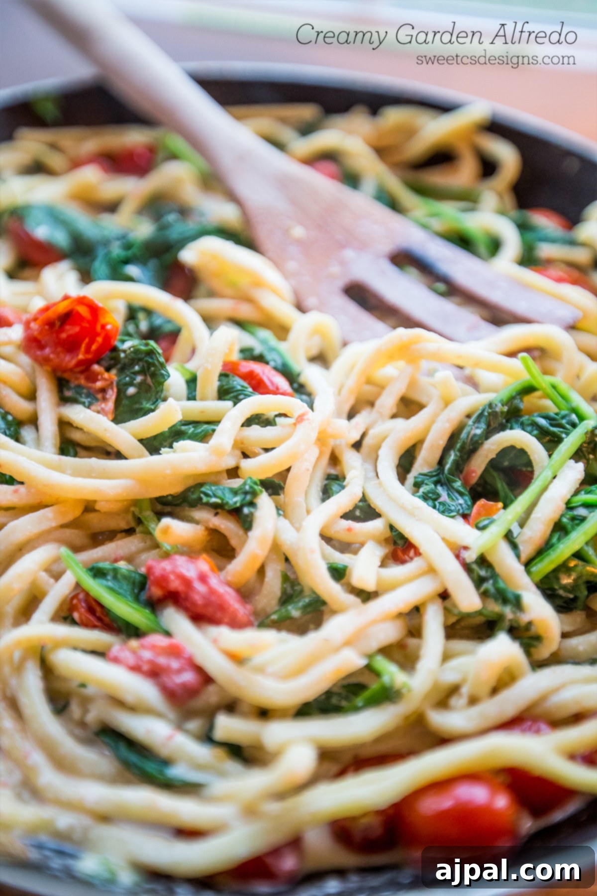 Skillet with spinach and tomatoes cooked with pasta, a delicious and quick one-pot meal.