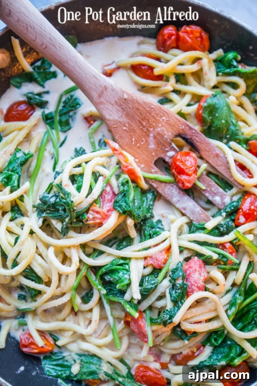 One-pot garden Alfredo pasta skillet, a creamy and delicious dinner ready in less than 15 minutes.