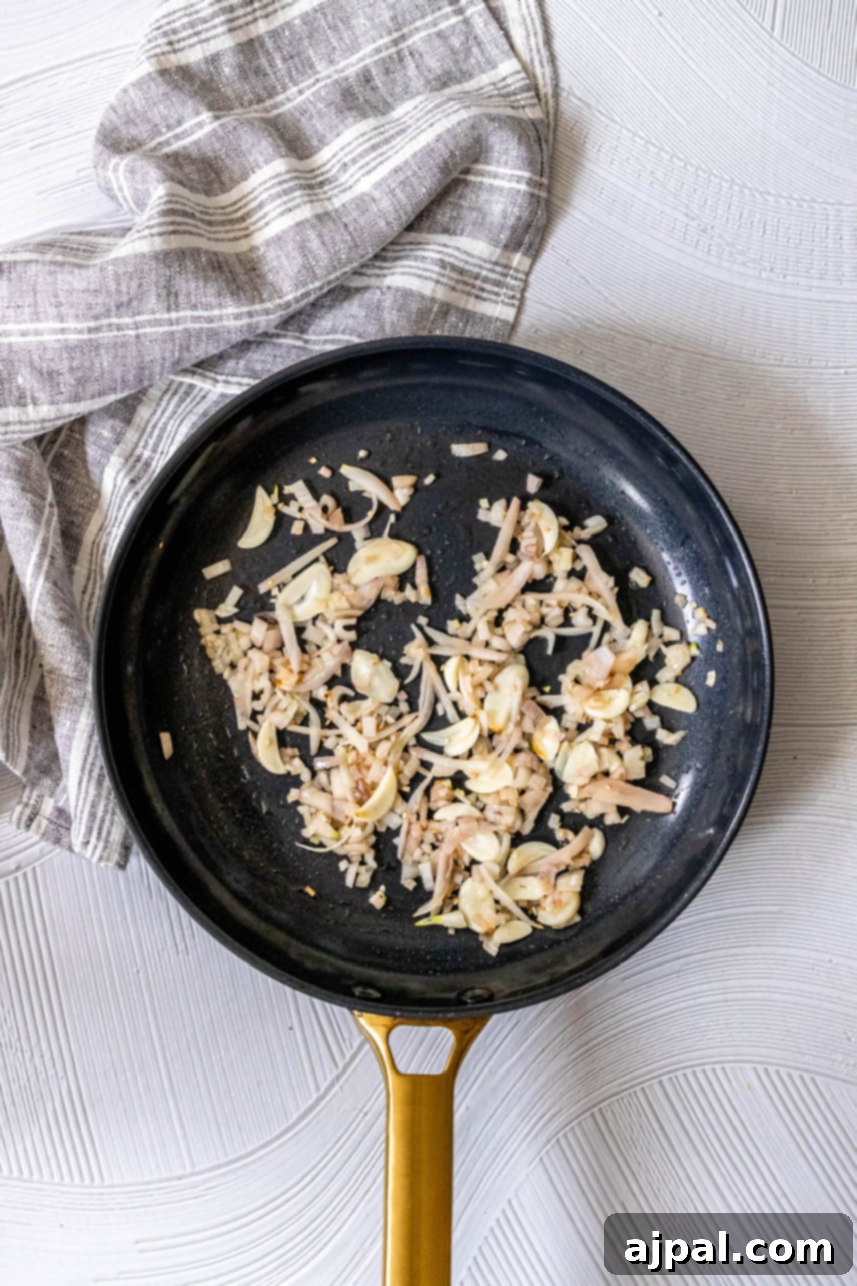 picture of garlic and shallots in a pan
