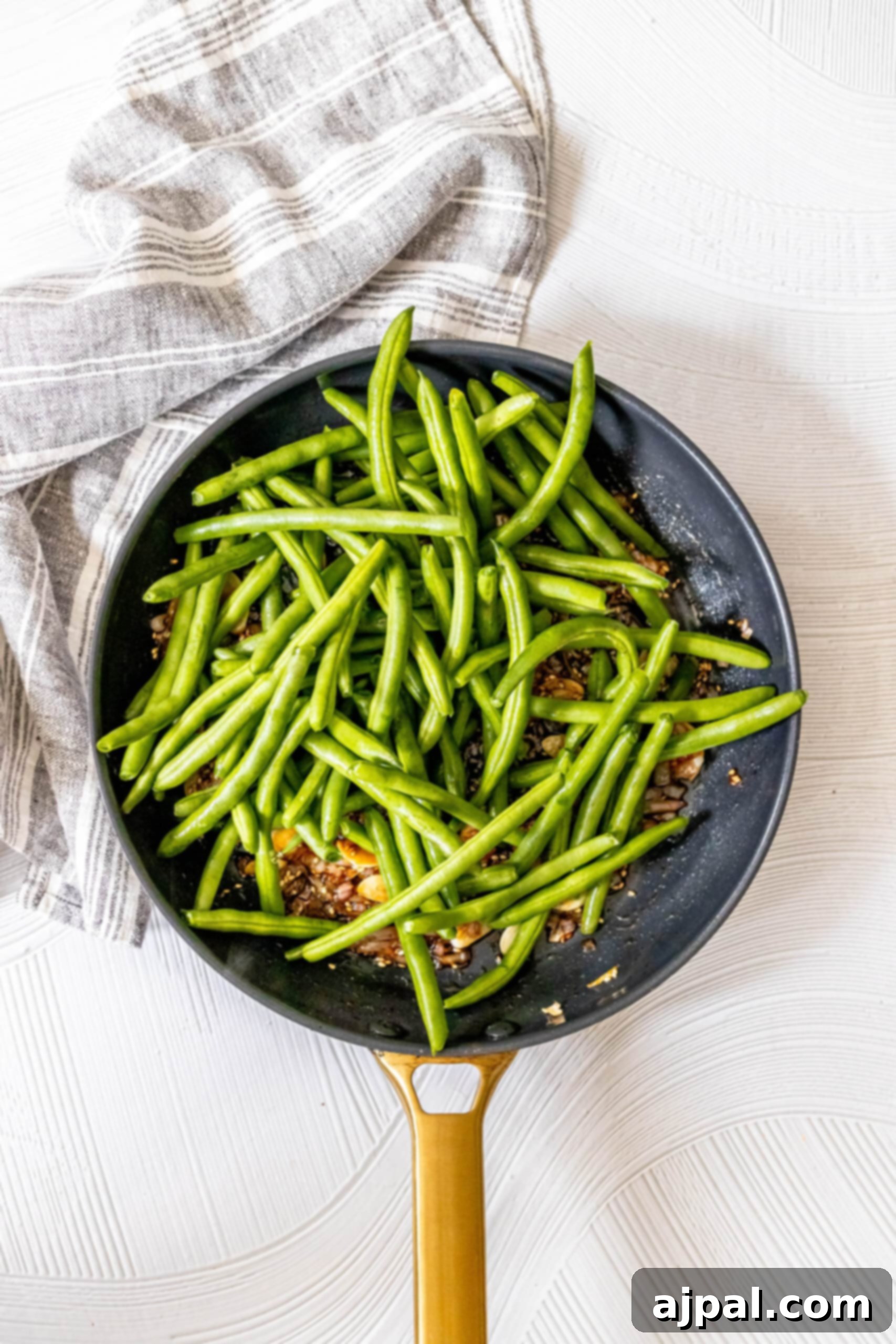 picture of green beans, shallots, and garlic in a pan