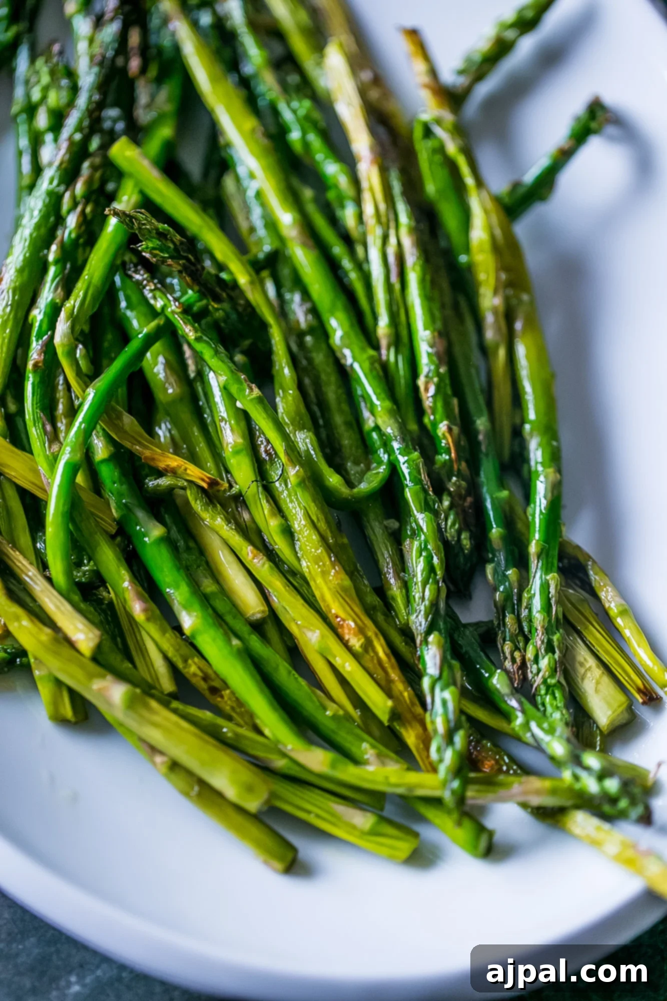 Perfectly Pan-Fried Asparagus 6 A beautifully presented serving of pan-fried asparagus, emphasizing its simple elegance.