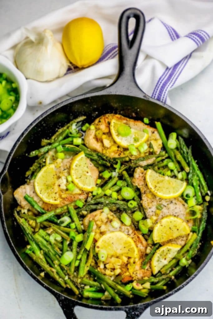 A beautifully presented one-pot lemon garlic pork chop and green beans skillet meal. Golden-brown pork chops are garnished with fresh lemon wedges and herbs, served alongside tender-crisp green beans, all bathed in a delectable, shimmering pan sauce. It’s a complete and inviting dish.