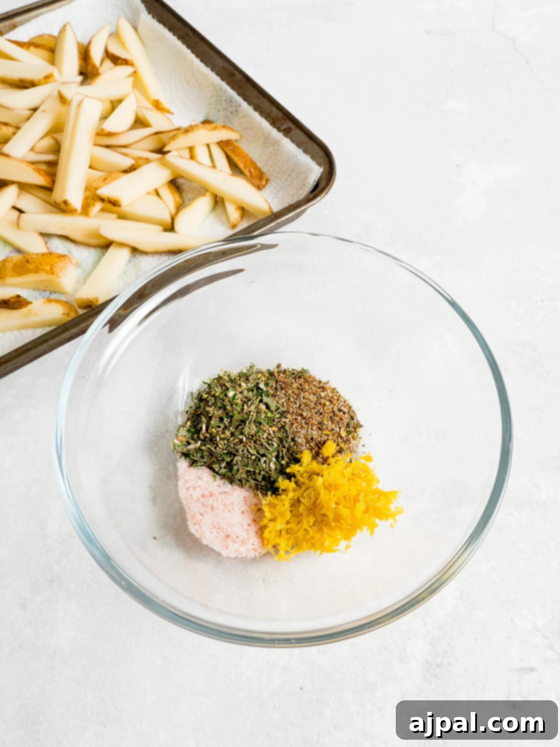 Bowl of Italian herb seasoning blend.