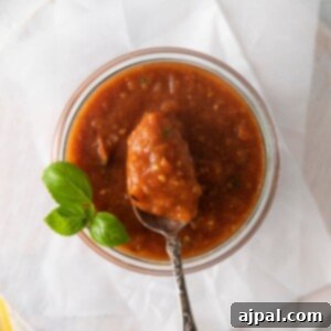 picture of roasted tomato marinara sauce in a jar