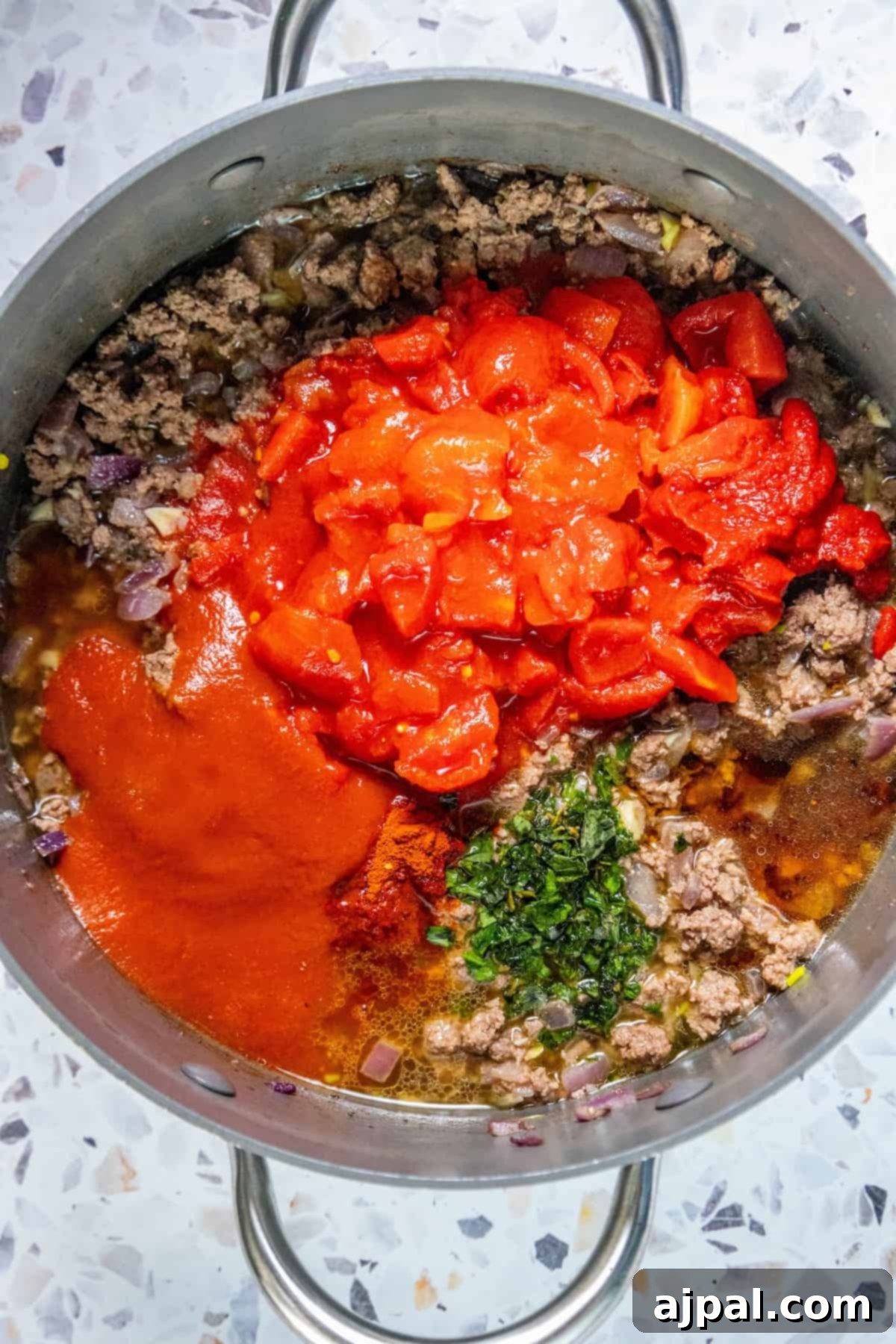 Homestyle American Goulash 6 A pan with American Goulash, made with meat, tomatoes, and herbs.