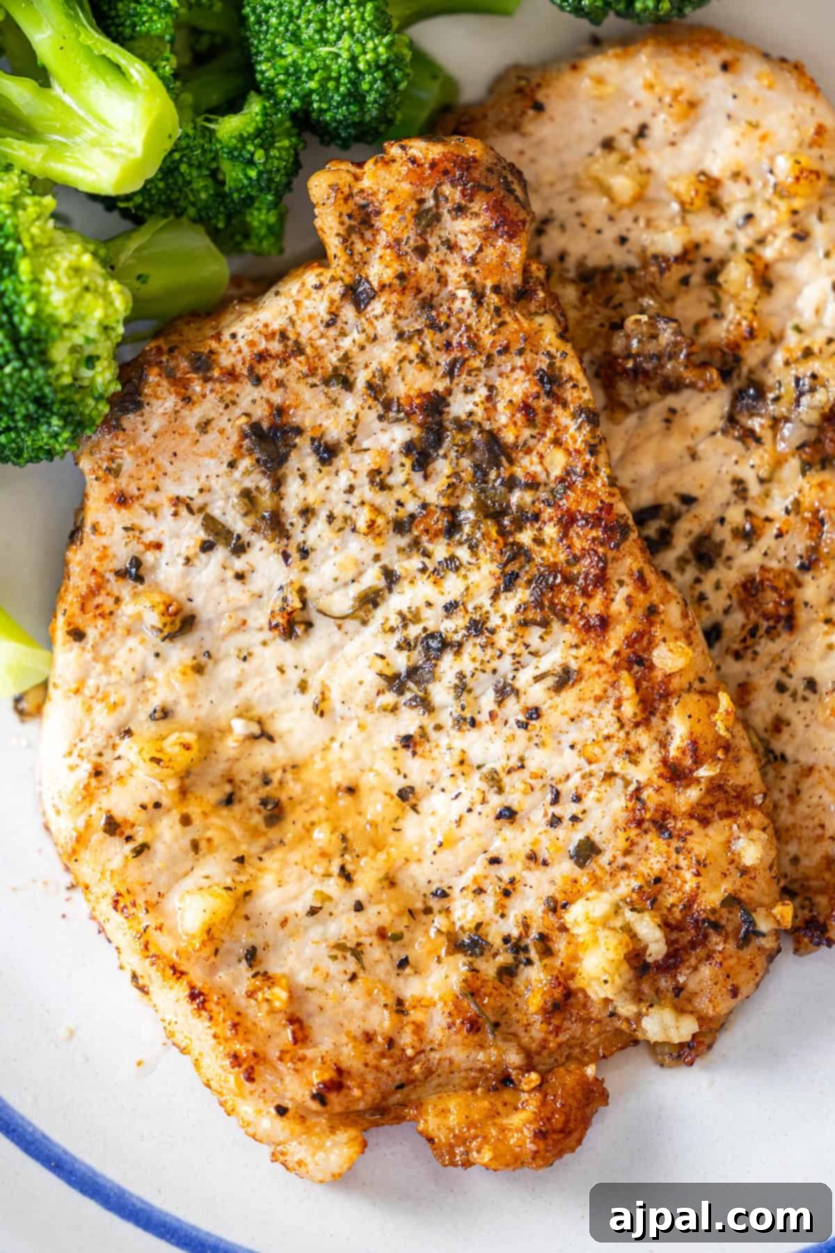 Pan-seared pork chops with garlic and broccoli
