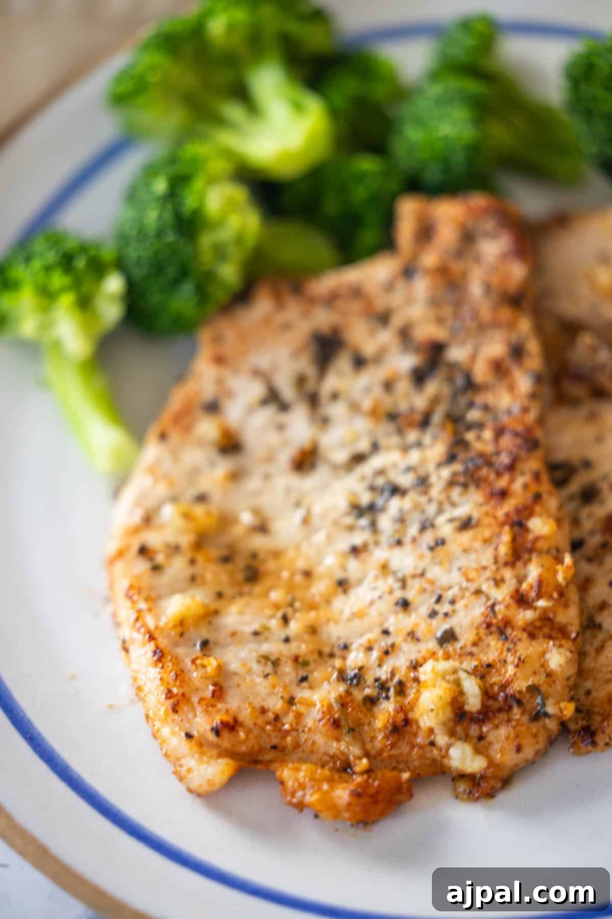 Pan-seared chicken breast with garlic and broccoli